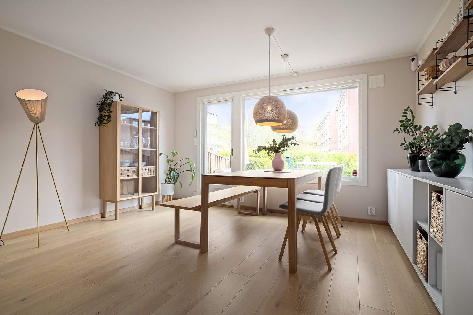 Fra stuen er det videre utgang til markterrasse og hage som gir en herlig forlengelse av stuen hele sommeren! Galleribilde