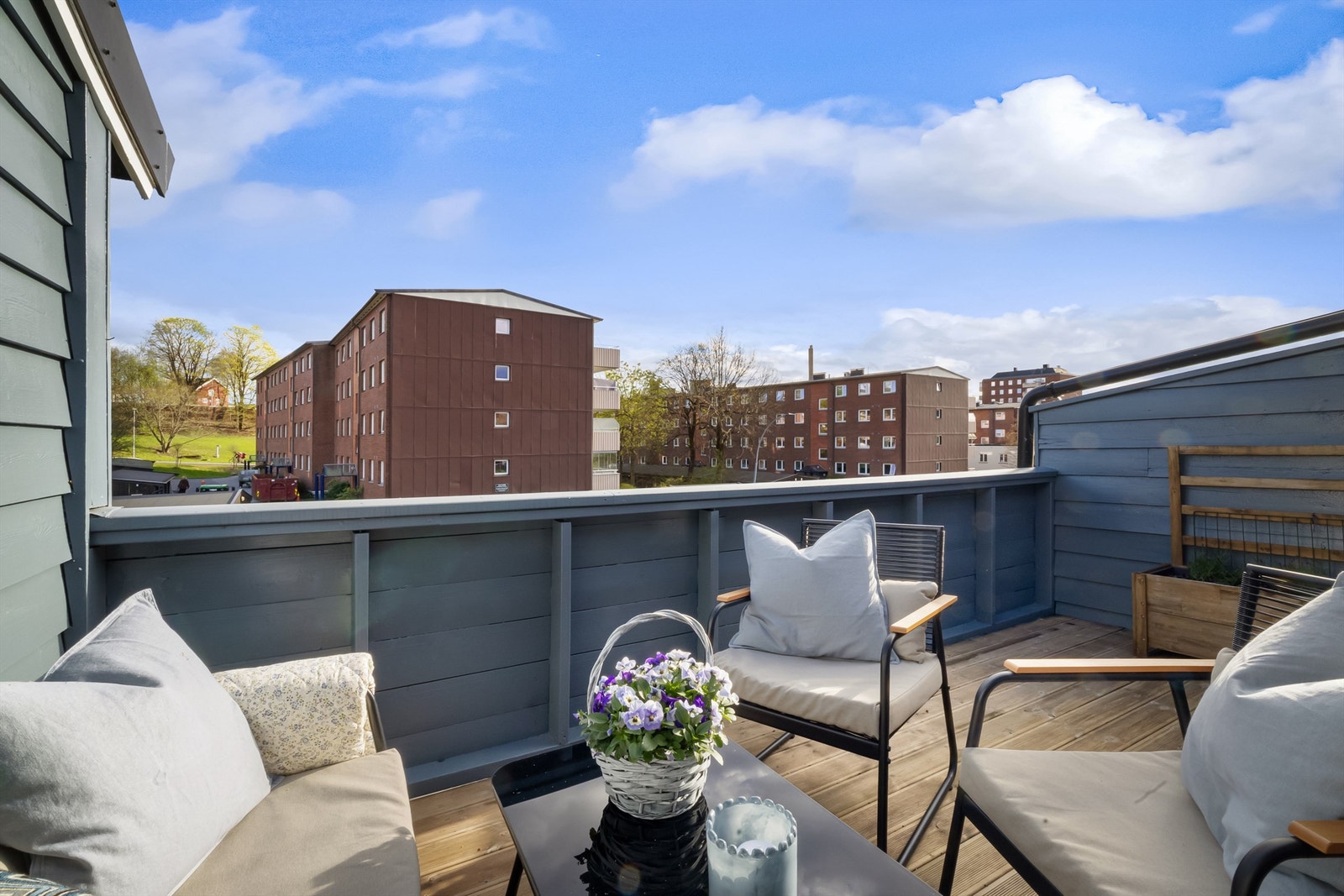 Her er det plass til en hyggelig sittegruppe hvor du kan nyte solen nesten hele dagen! Galleribilde