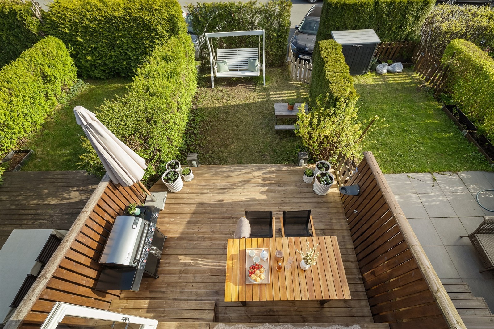 Hit kan du invitere både familie og venner hele sommeren til herlige sommerdager og kvelder, uten å bekymre deg for plassmangel! Galleribilde