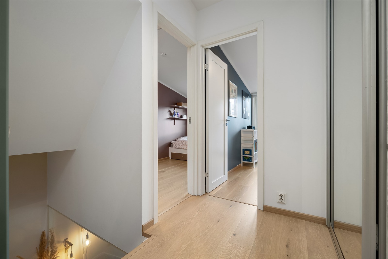 Boligen har en svært god planløsning med alle tre soverom i andre etasje Galleribilde