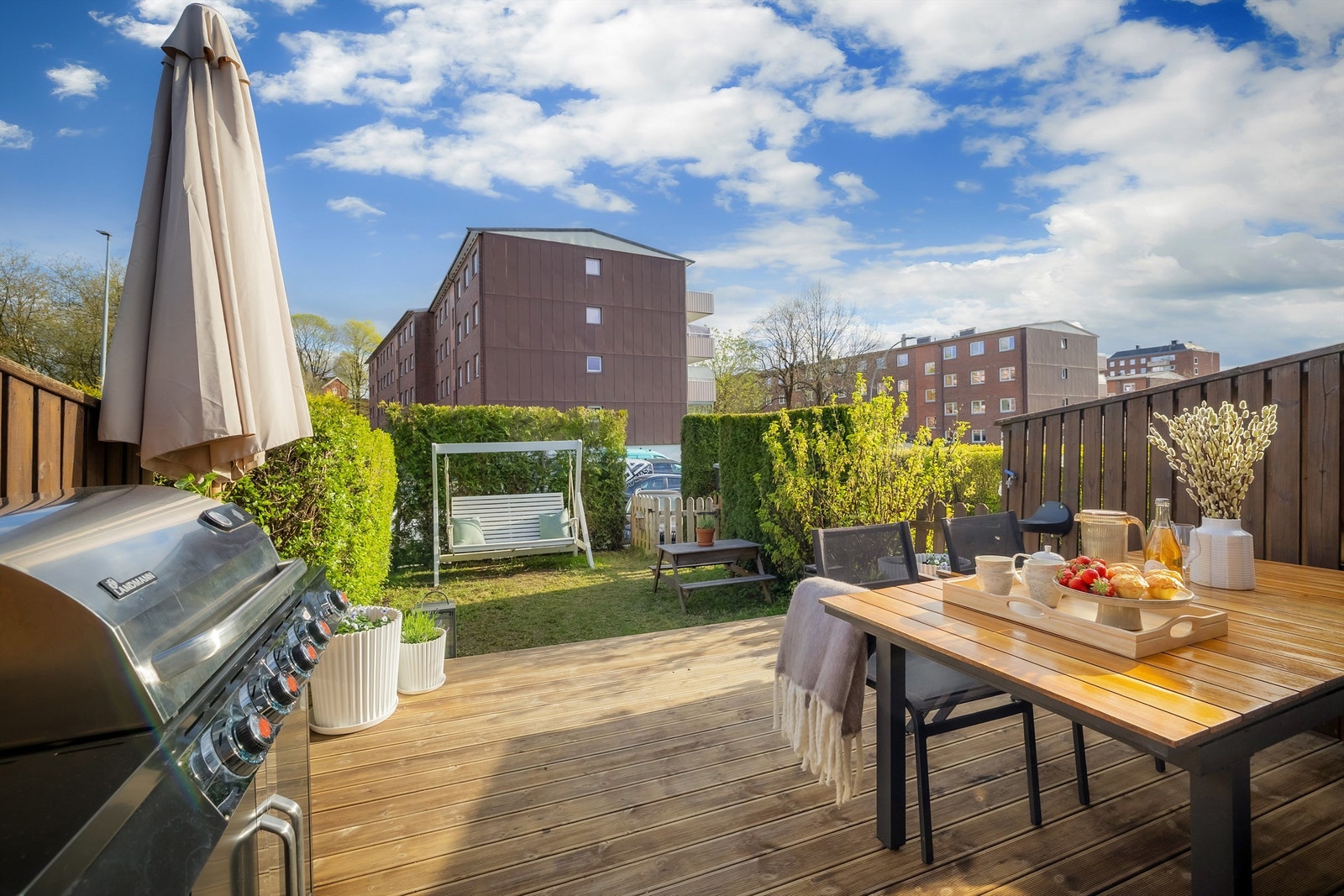 Romslig og skjermet hage og markterrasse på 14 kvm Galleribilde
