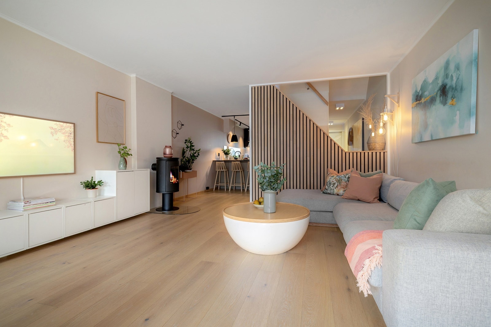 Et lyst og herlig oppholdsrom hvor ingenting er lagt opp til tilfeldighetene Galleribilde
