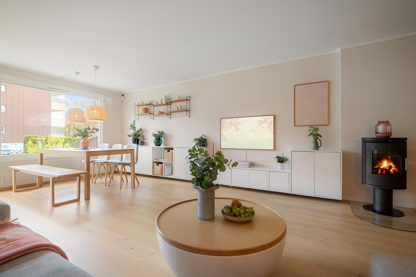 Langs vindu er det naturlig plass til et hyggelig spisebord Galleribilde