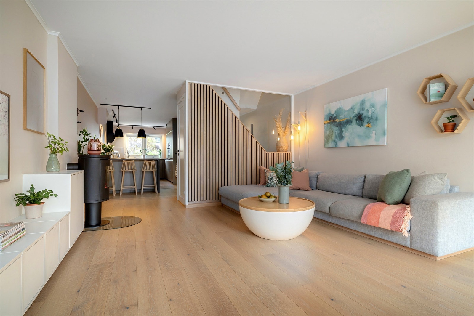 Både stuesiden og kjøkkensiden i 1. etasje er bygget ut fra opprinnelig stand, noe som også gir en flott terrasse i 2. etasje Galleribilde