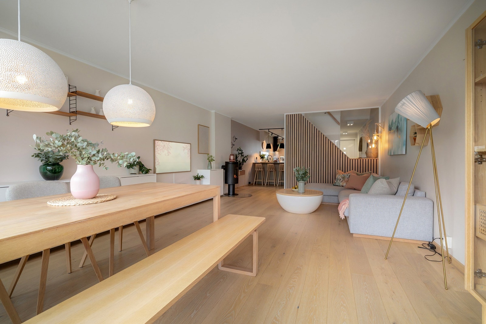 Stuen er malt i lyse farger og lekker parkett med varmefolie på gulv Galleribilde