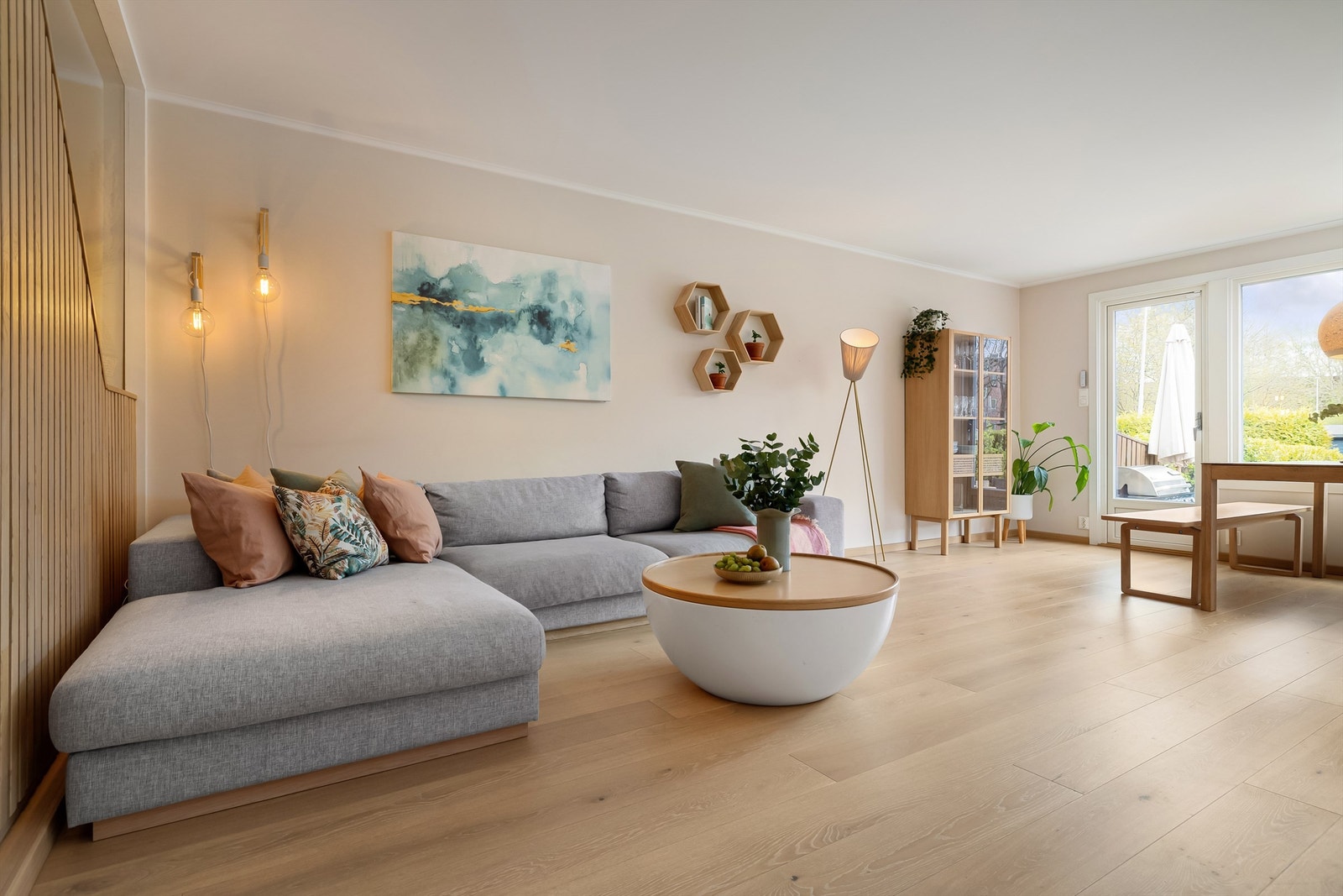 Lys og luftig stue med god plass til en romslig sofagruppe med TV-seksjon Galleribilde
