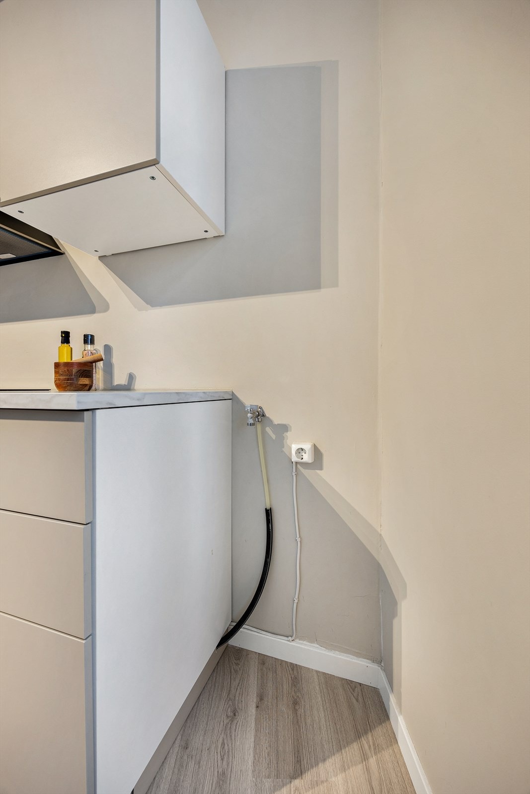 I tillegg er det opplegg og plass til vaskemaskin på siden av innredningen Galleribilde