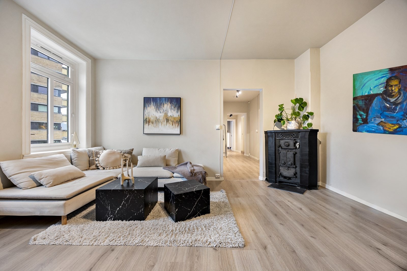 Overflatene er oppmalt i duse og tidsriktige farger Galleribilde