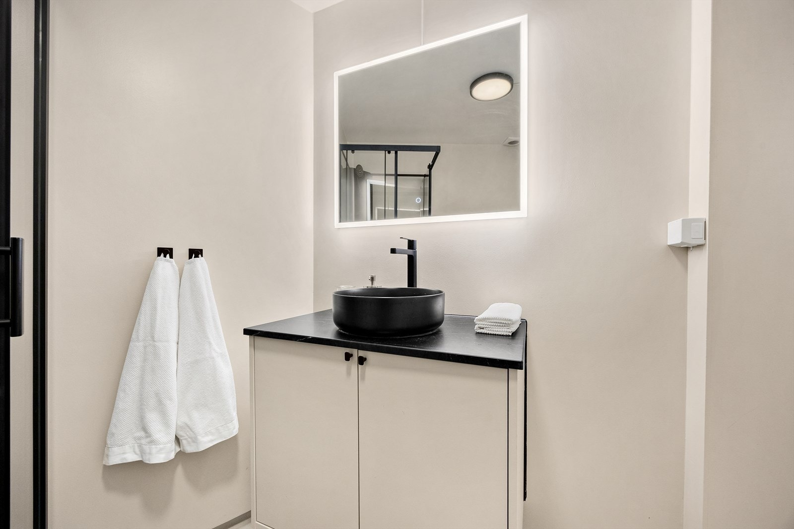 Badet er utstyrt med dusjkabinett, vegghengt wc og servantinnredning med underskap Galleribilde