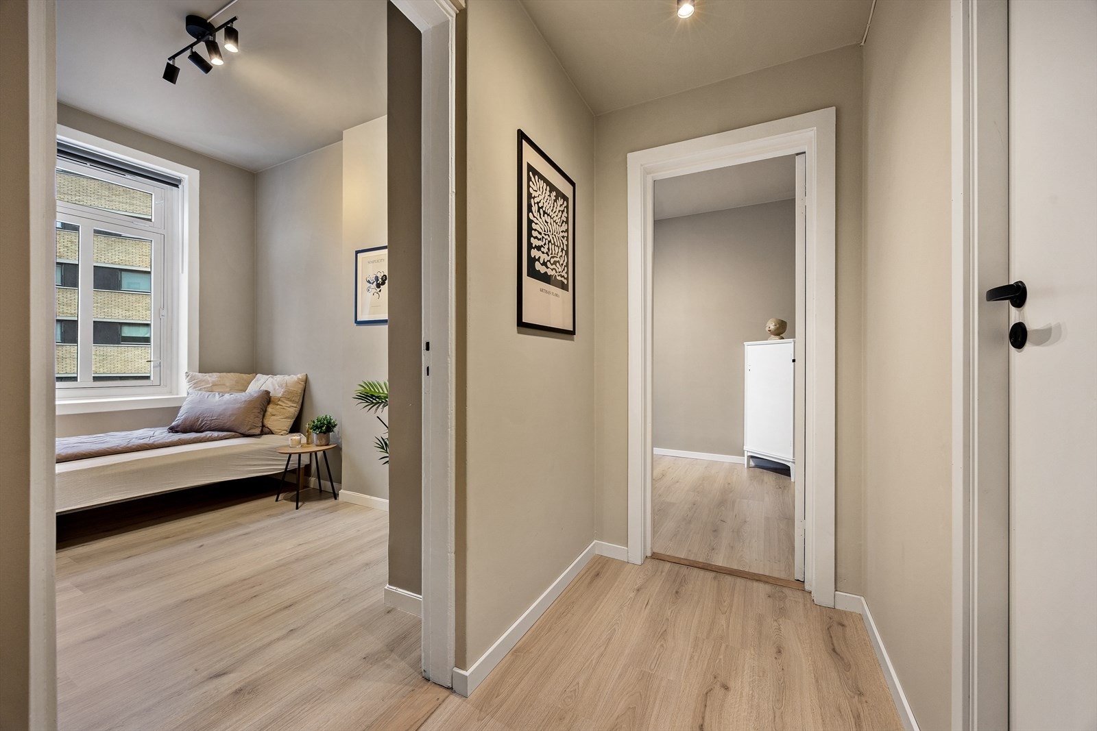 Praktisk mellomgang som leder til badet og to av soverommene Galleribilde