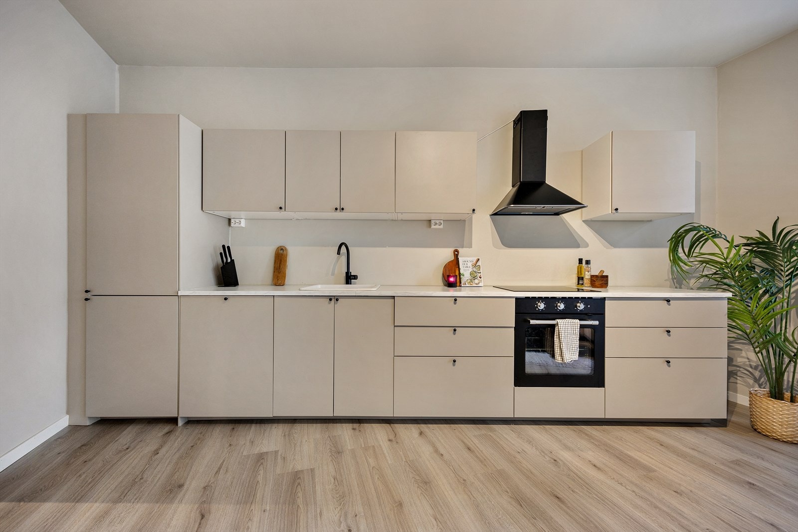 Innredningen ble montert i 2024 og har slette fronter og laminert benkeplate Galleribilde