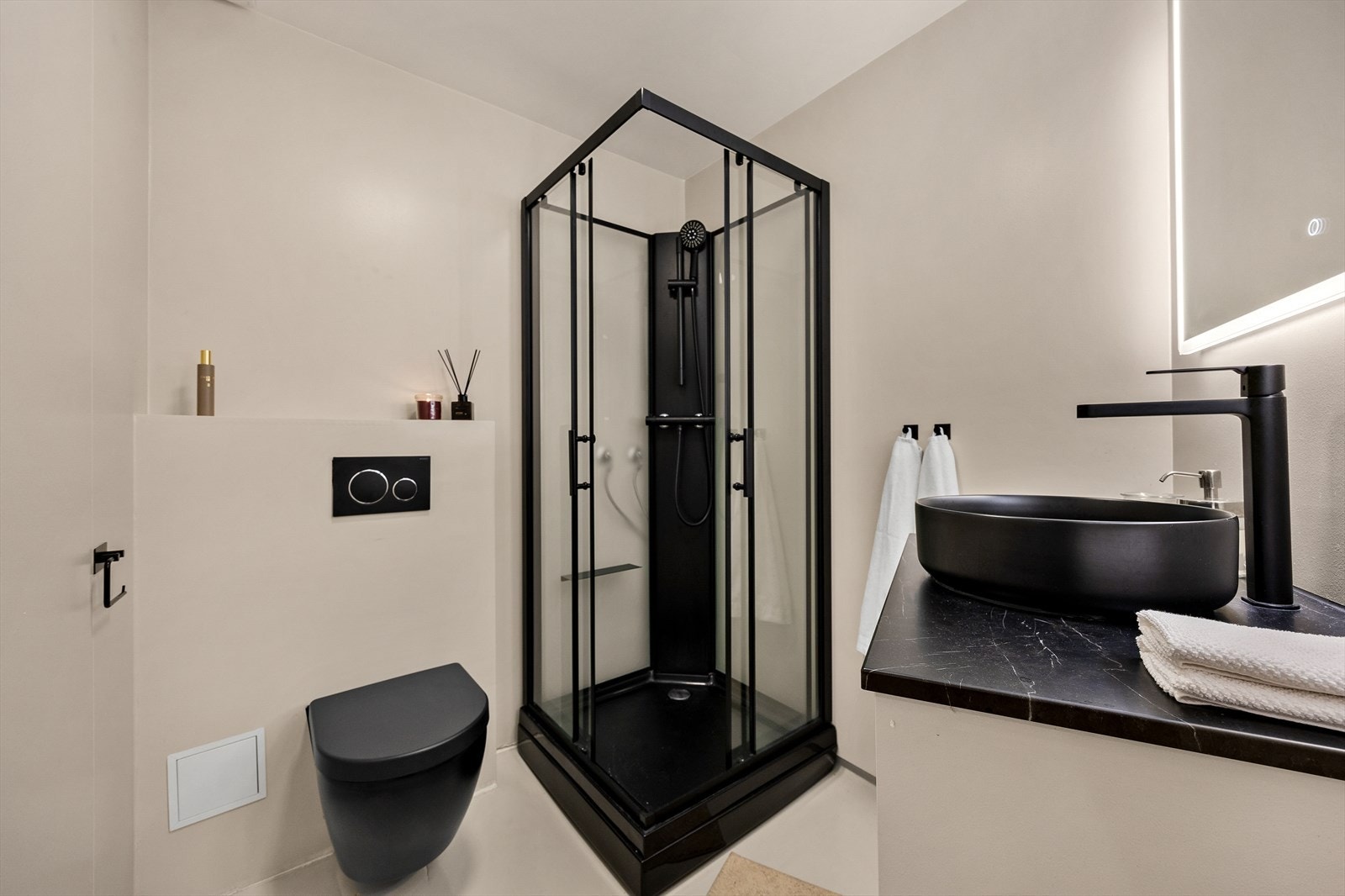 Pent overflateoppusset bad med epoxy på gulvet og veggflater malt med våtromsmaling Galleribilde