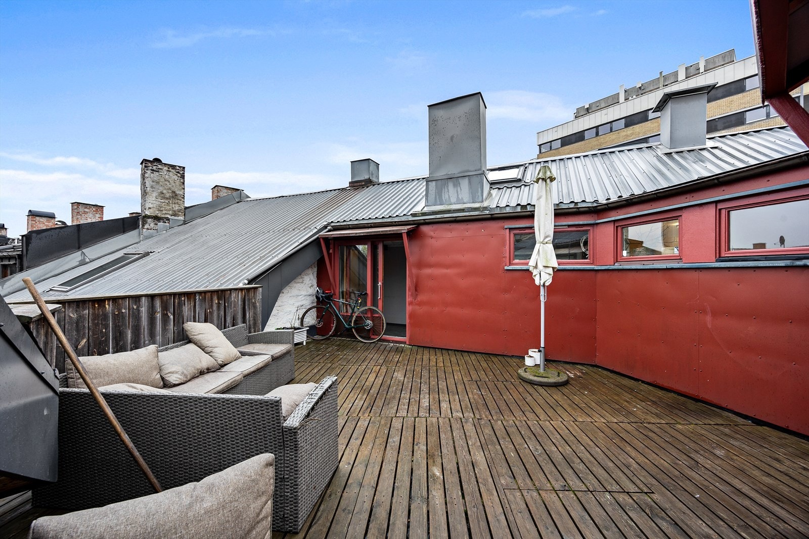 Hyggelig felles takterrasse for beboerne i det lille borettslaget Galleribilde