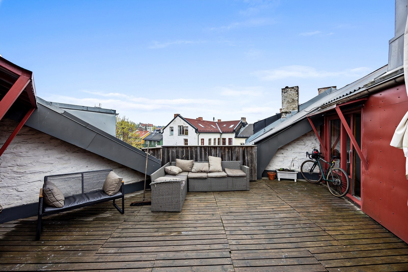 Det er utplassert sittegrupper på takterrassen Galleribilde