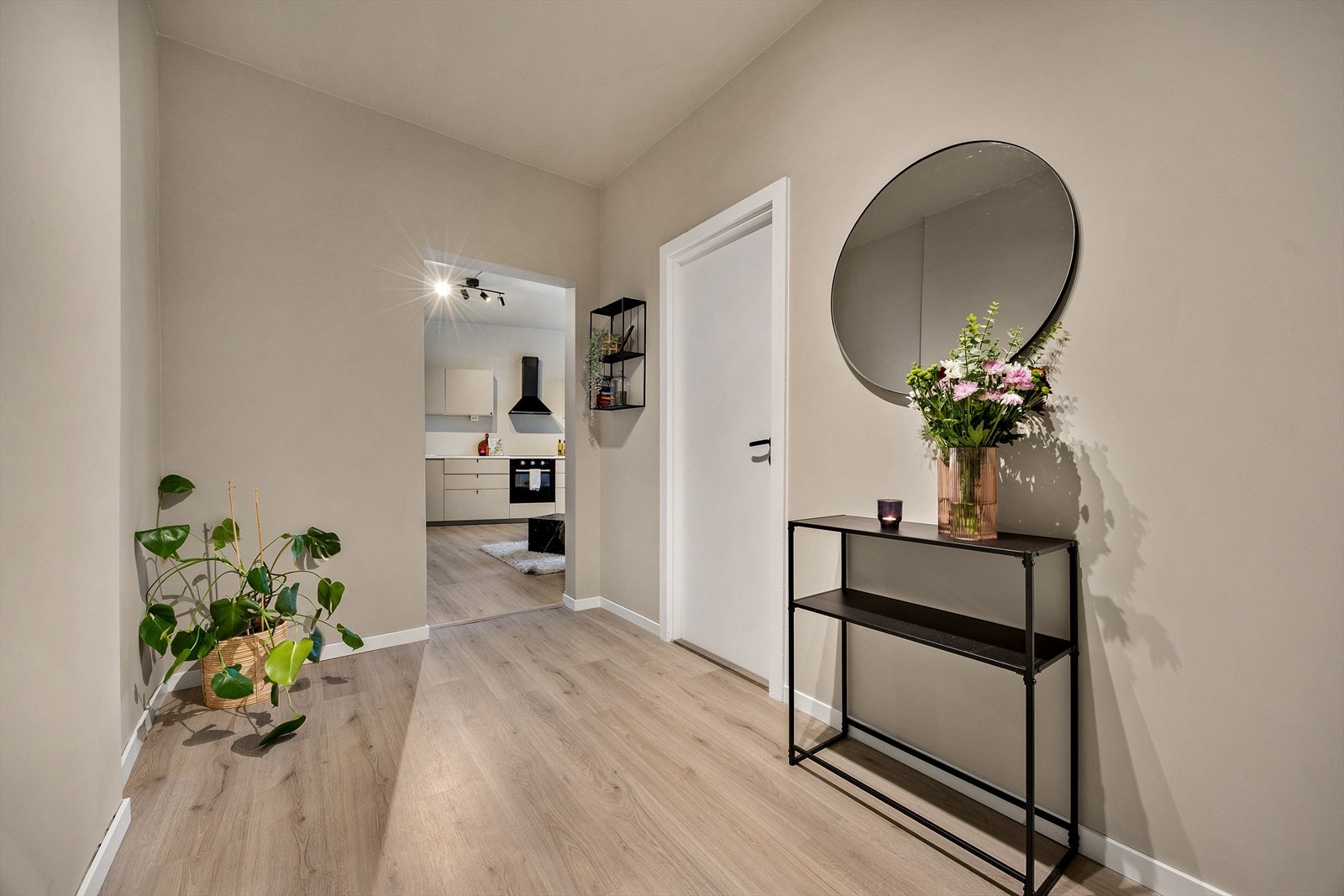 I entréen er det god plass til skoskap, oppheng og garderobeløsning Galleribilde