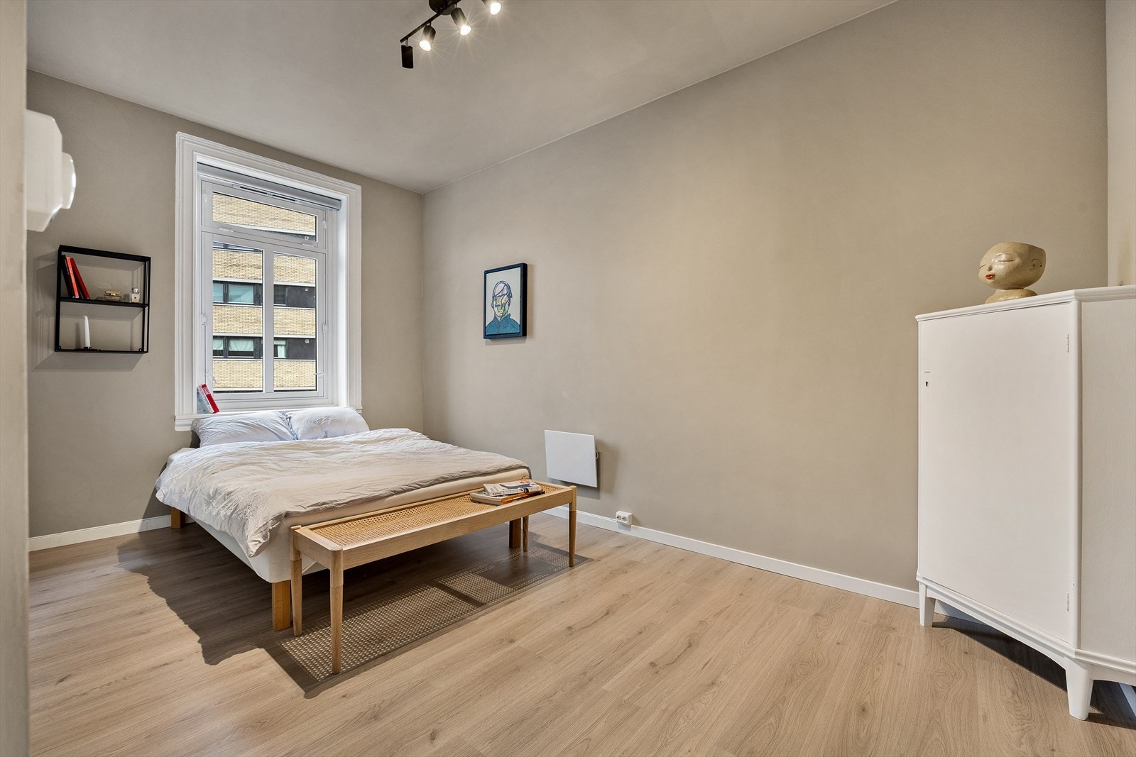 Alle soverommene har plass til seng, skrivebord og garderobeskap Galleribilde