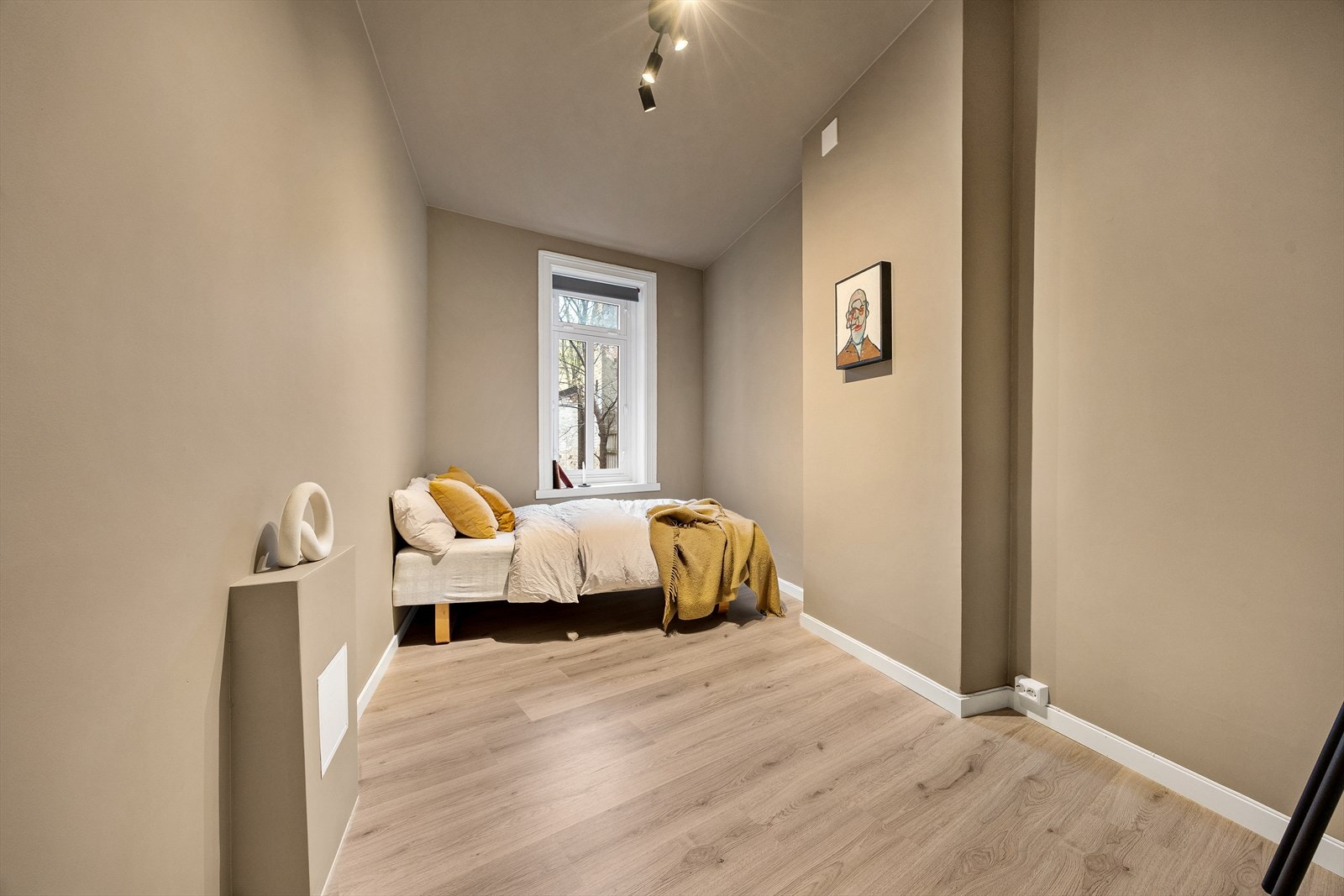 Rommene er malt i duse og behagelige farger, som komplementerer den gjennomgående stilen Galleribilde