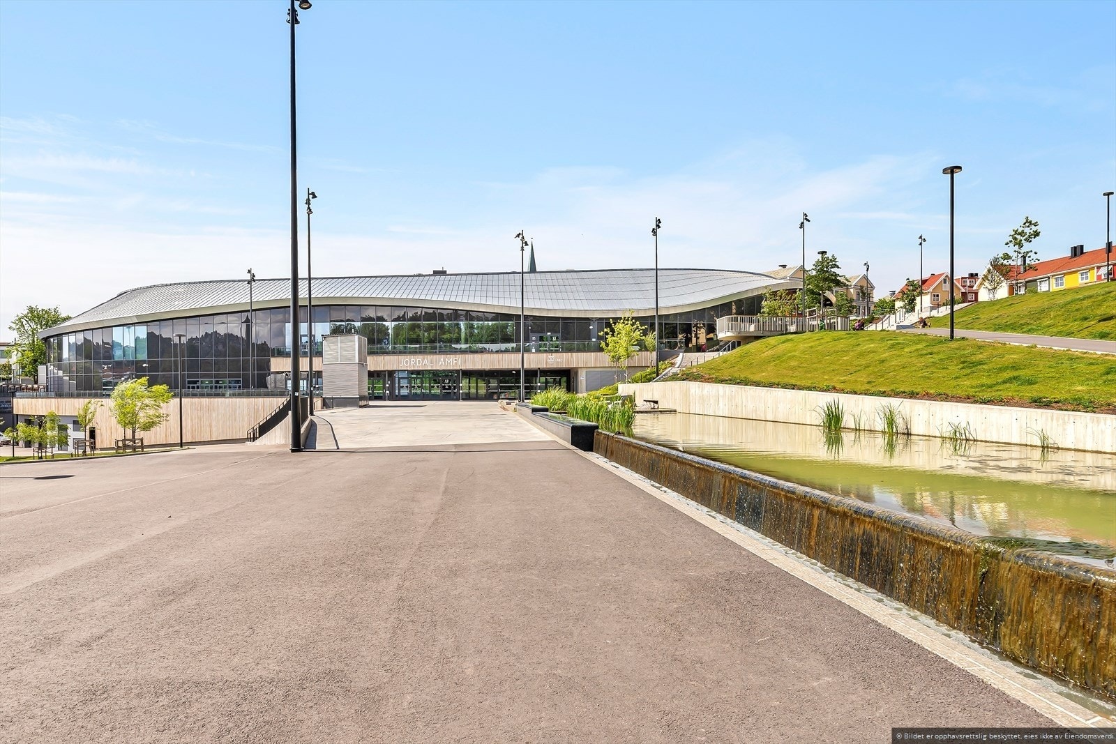 Jordal amfi ligger bare en kort spasertur unna leiligheten. Ypperlig for den som interesserer seg for hockey. Uteområdene rundt er også fint for rusleturer og utendørstrening Galleribilde