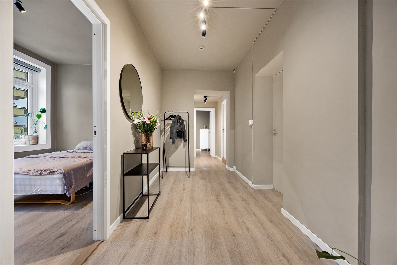 Her kommer du inn i en meget romslig og innbydende entré Galleribilde