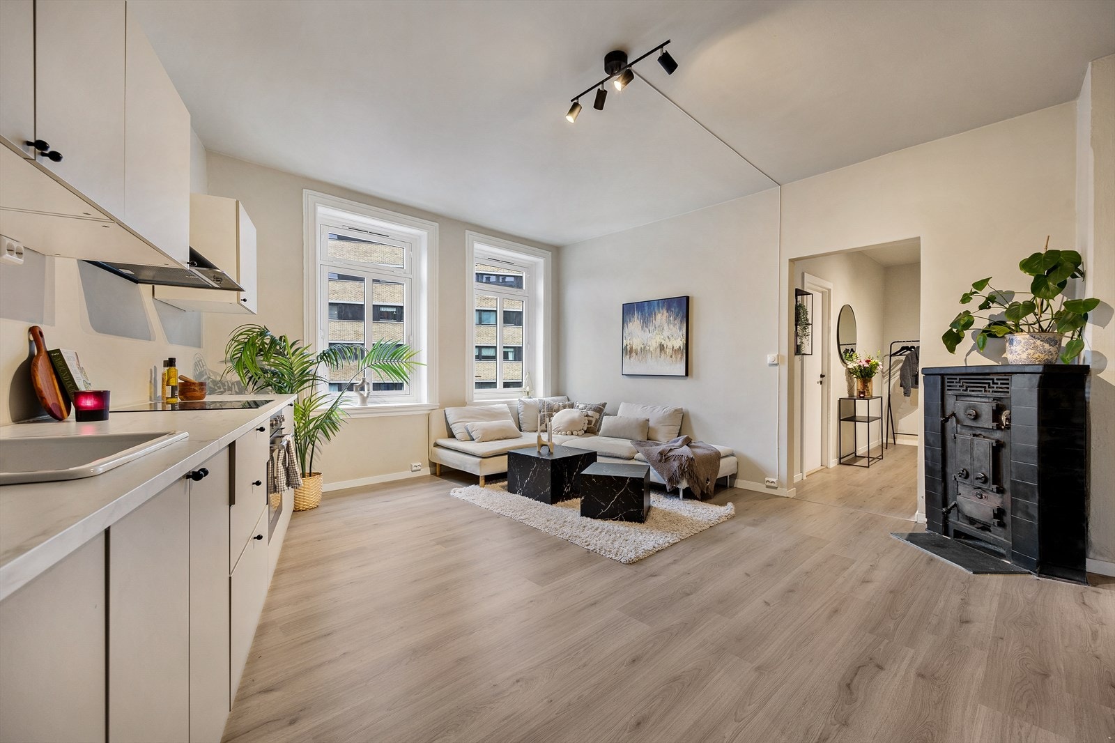 I stuen er det plass til både sofagruppe og spisebord Galleribilde