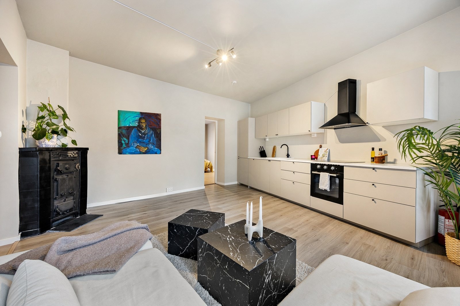 Kjøkkenet har fagmessig preg på utførelsen og byr på godt med oppbevarings- og arbeidsplass Galleribilde