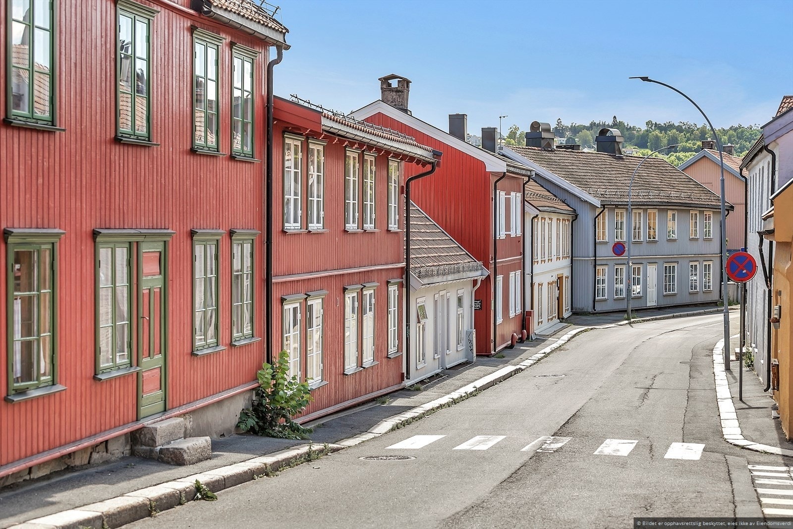 Sjarmerende trehusbebyggelse i området. Her kan du se husene som er brukt til innspilling av både Olsenbanden og Hjem til jul. Galleribilde