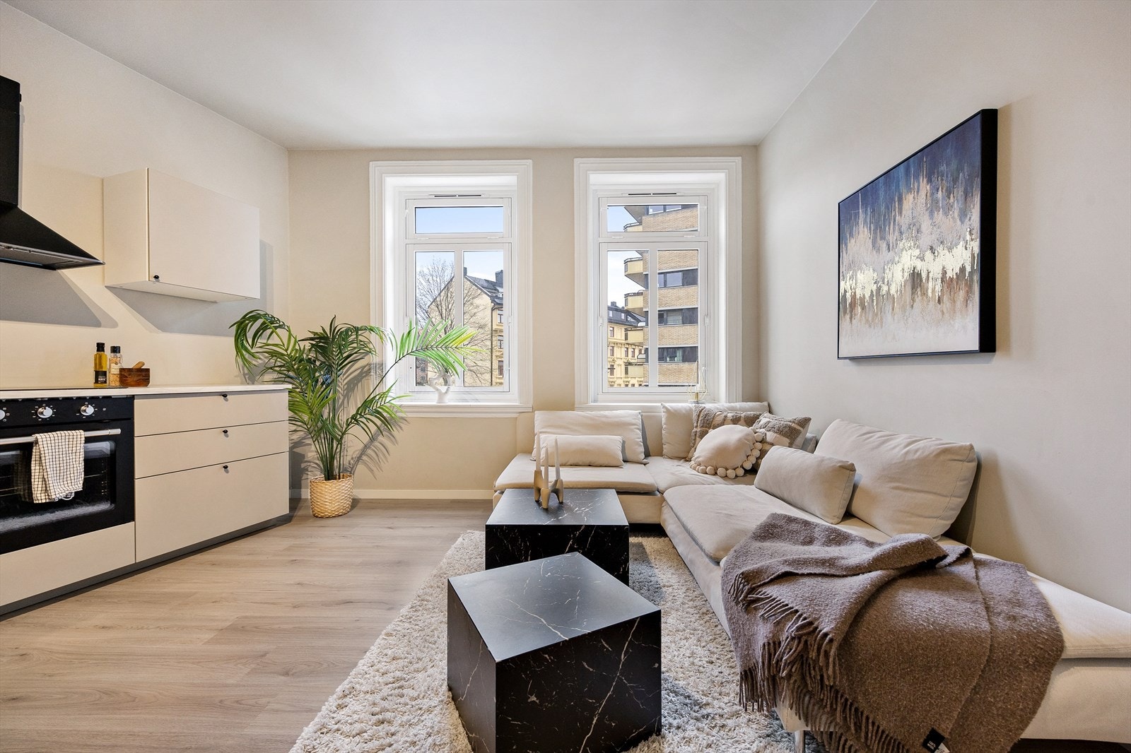 Gulvet er belagt med ny laminat i 2024 Galleribilde