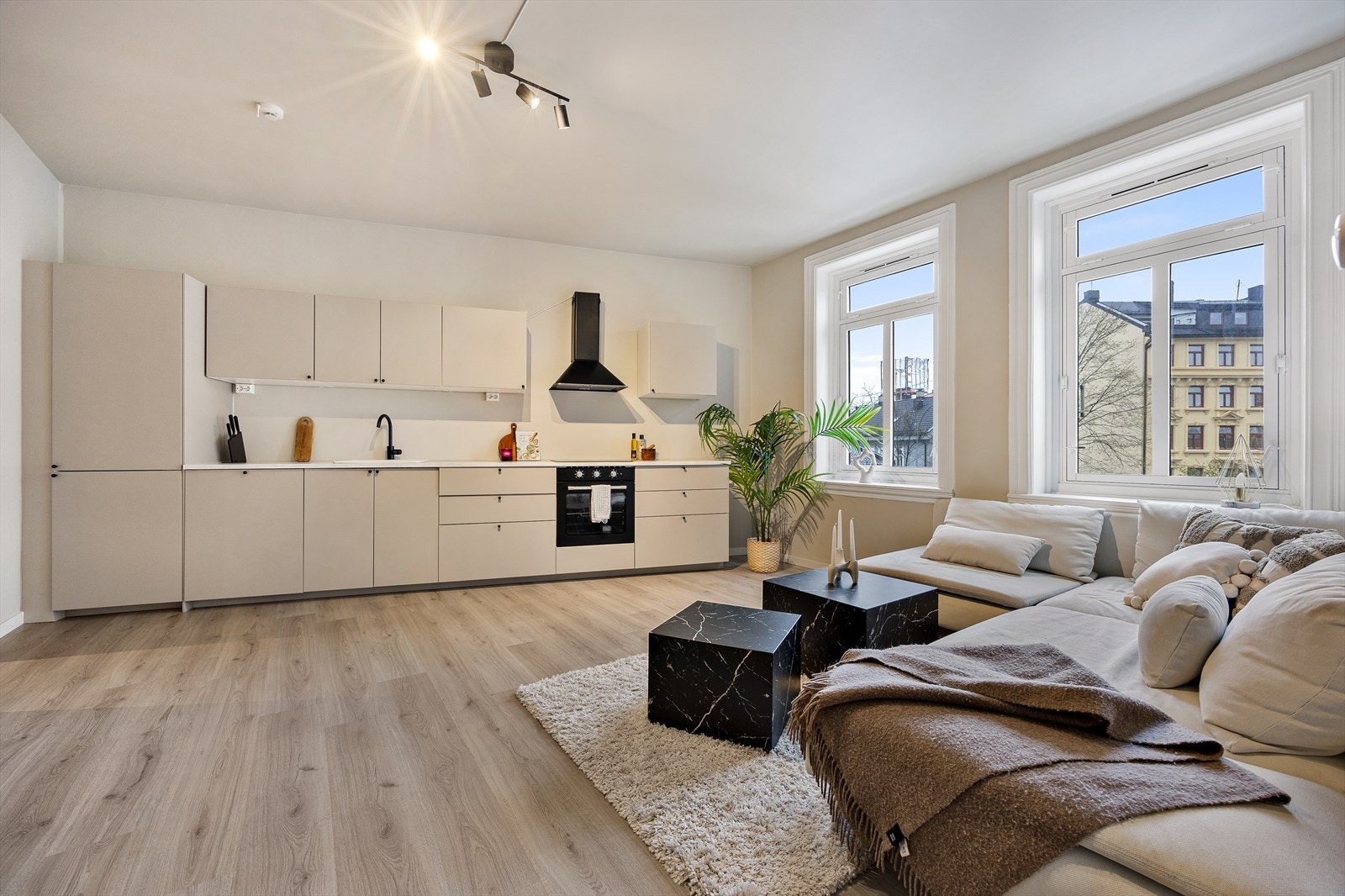 Med åpen løsning mot stuen blir kjøkkenet en sosial sone, også under matlagingen Galleribilde