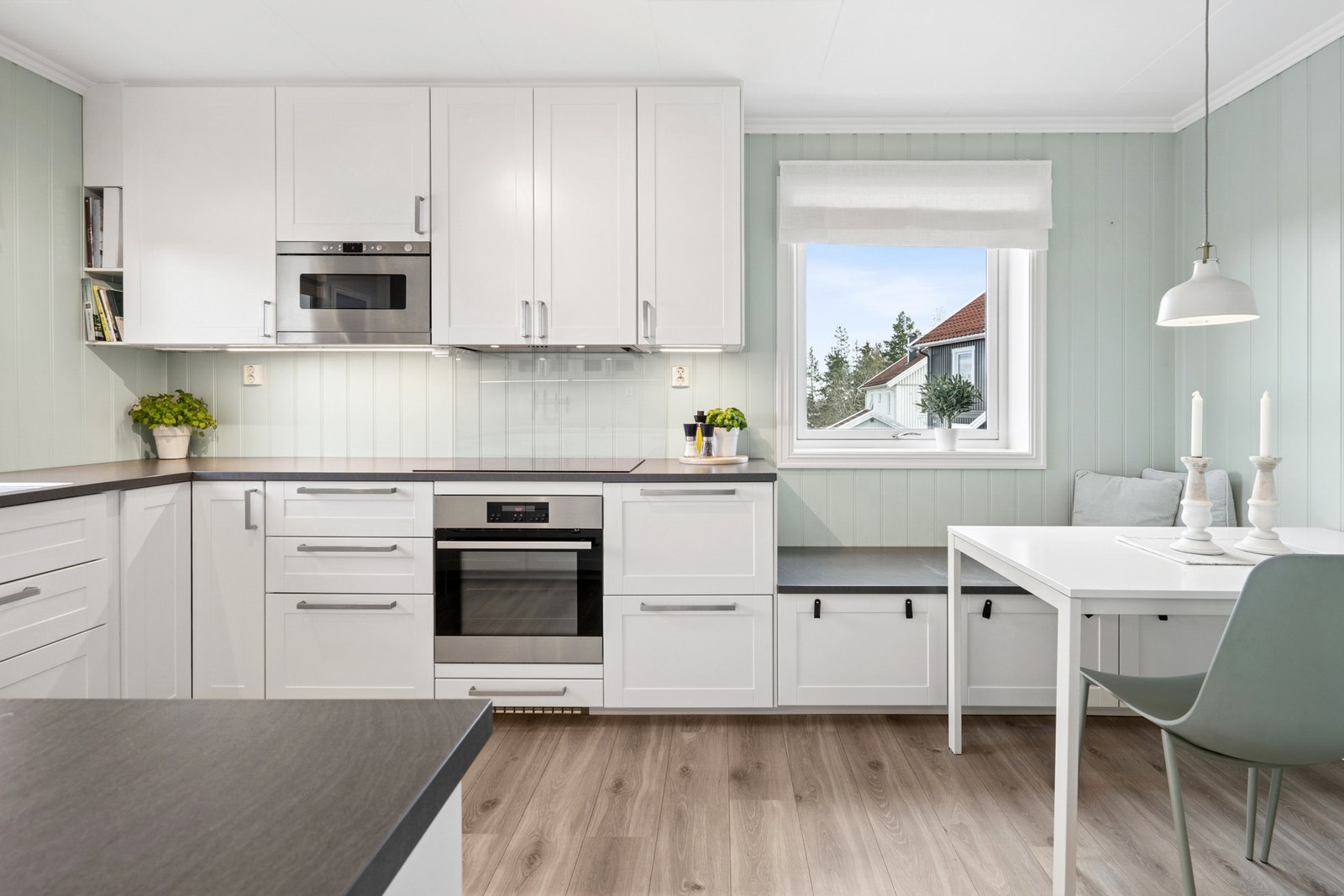Downlights gir god arbeidsbelysning, mens kjøkkenvinduet sørger for både utsikt og ekstra lysinnslipp. Galleribilde