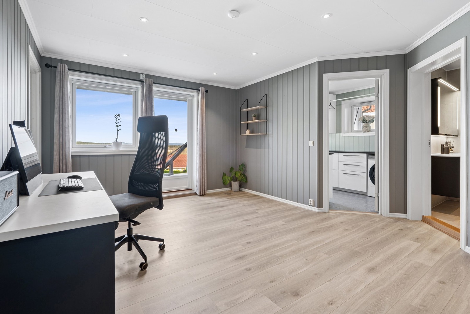 Her finner du en stor og luftig stue med direkte utgang til markterrasse på hele 28kvm, i tillegg til hagen. Galleribilde