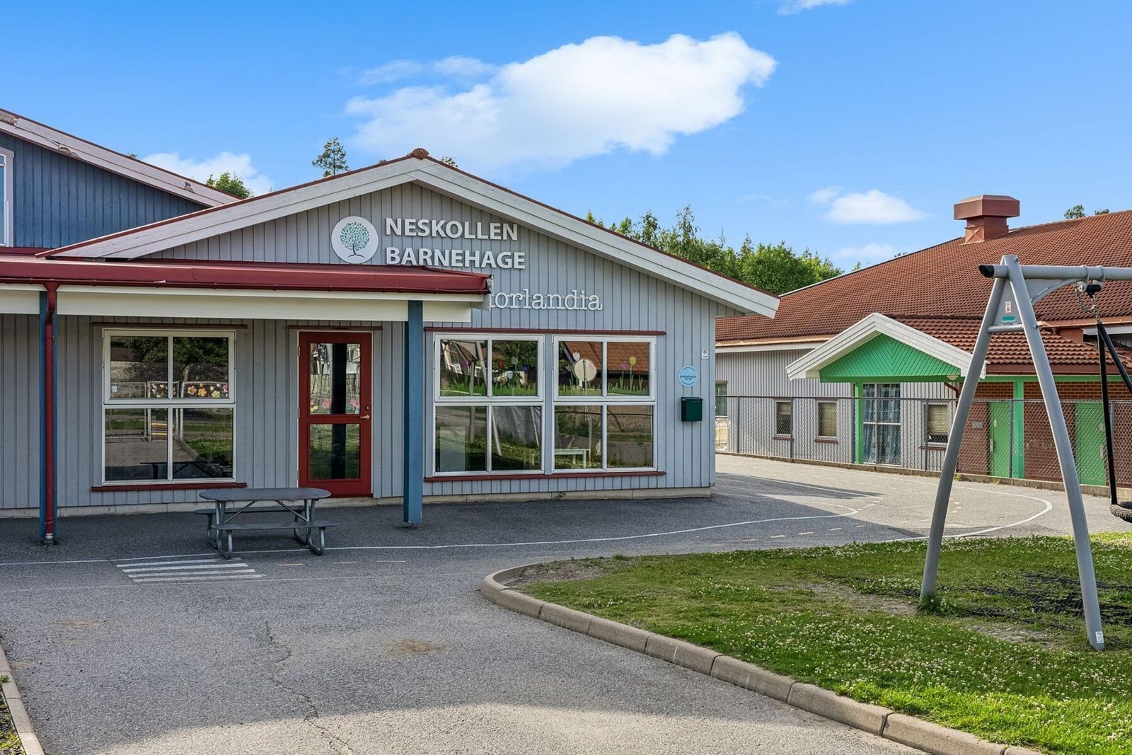 I samme område ligger Neskollen barnehage, dette er en av to barnehager i nærområdet. Galleribilde