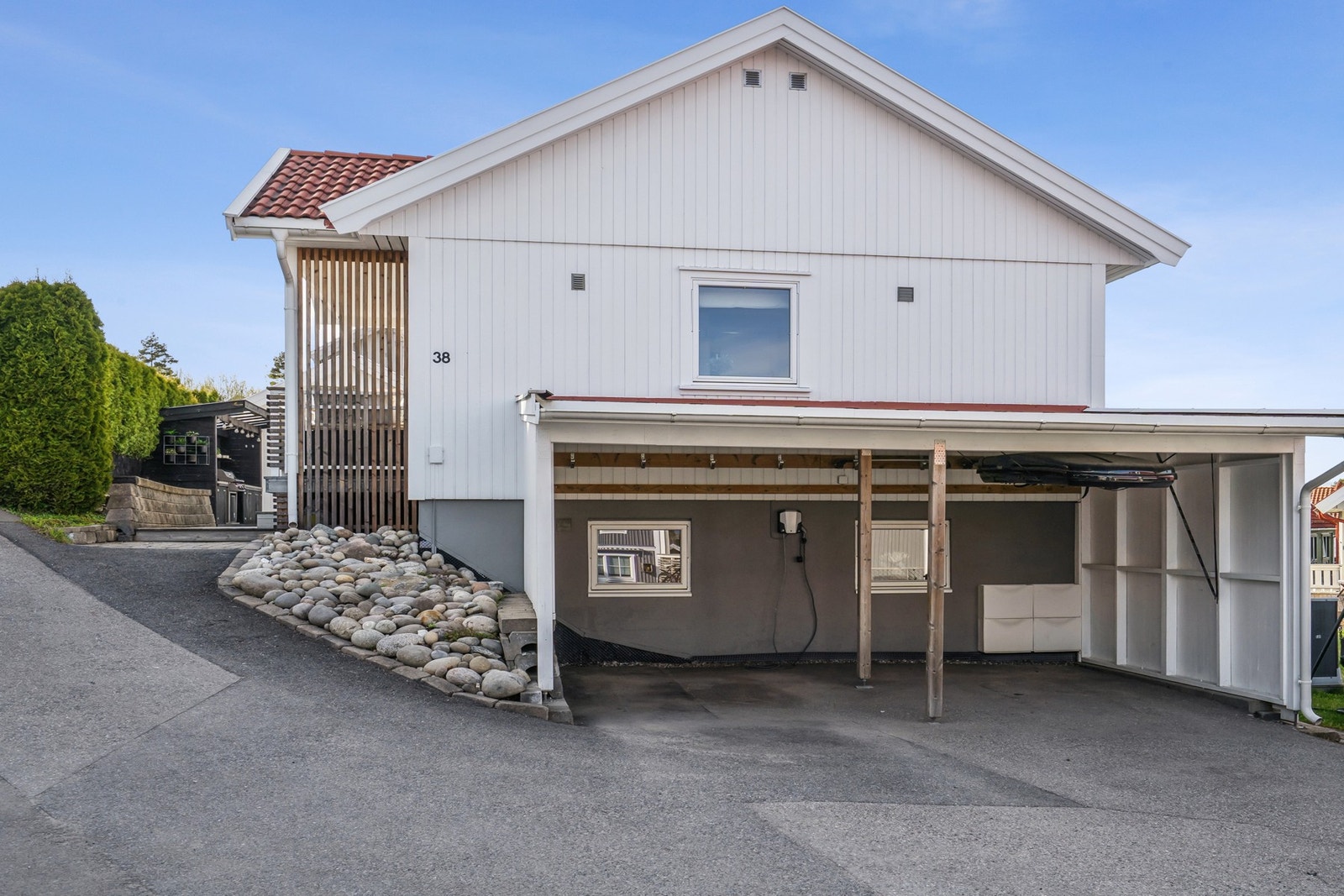 Parkering på asfaltert gårdsplass og i carport. Galleribilde