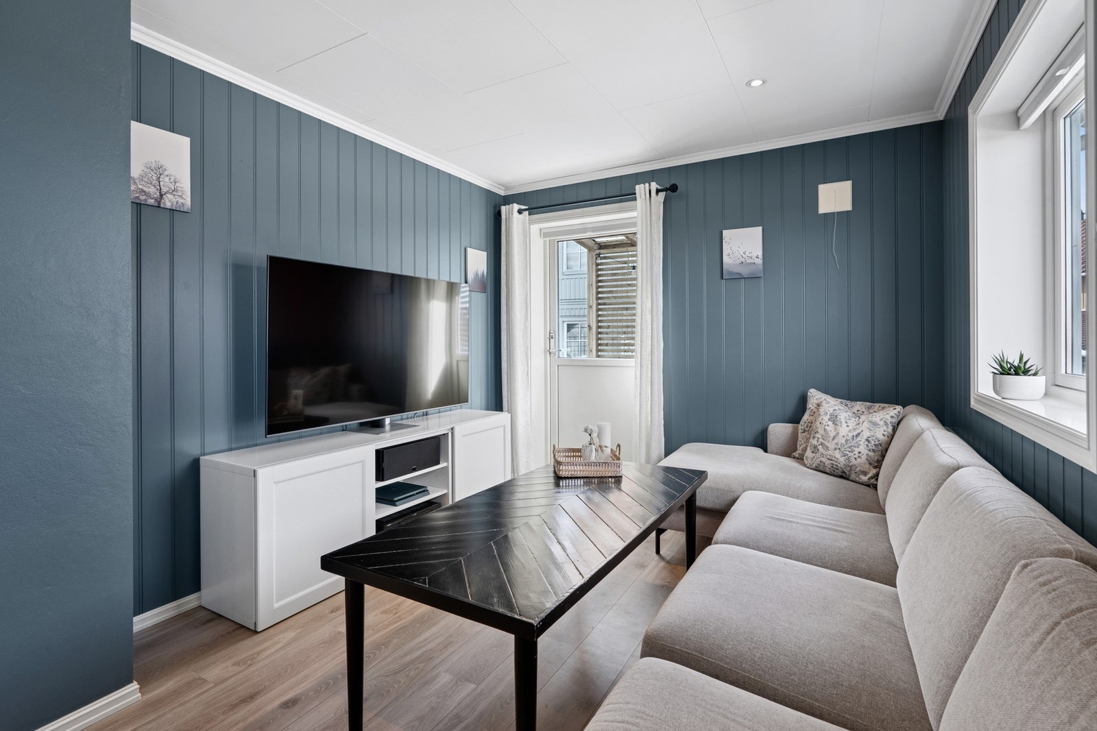 Stuen er delt inn i to soner: en sofakrok med utgang til herlig terrasse og spisestuen. Galleribilde