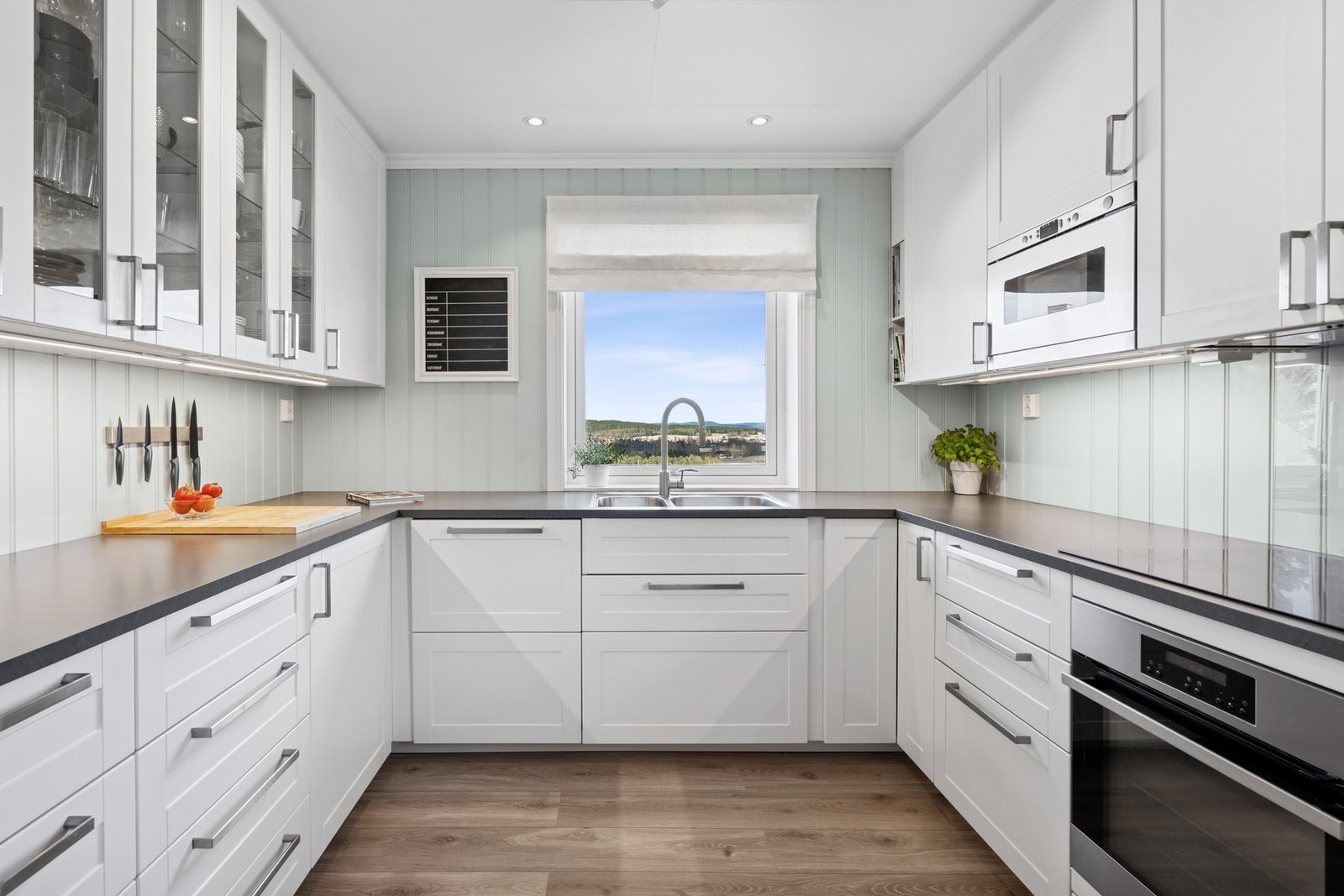 Kjøkkenet er av klassisk design med smarte løsninger. Her får du laminert benkeplate og integrerte hvitevarer. Galleribilde