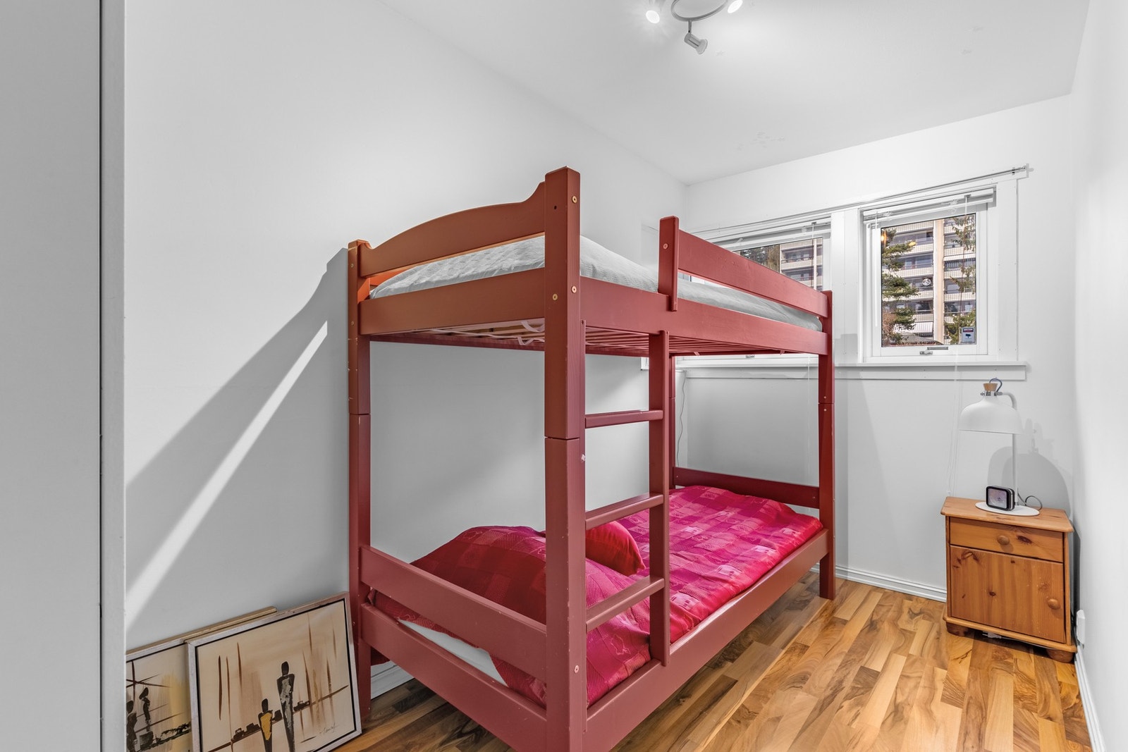 To av soverommene har medfølgende garderobeskap. Galleribilde