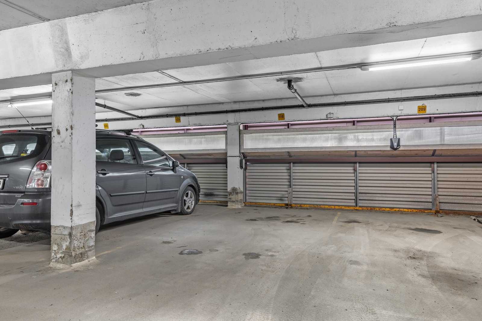 Medfølgende garasjeplass i felles, lukket garasjeanlegg. Galleribilde