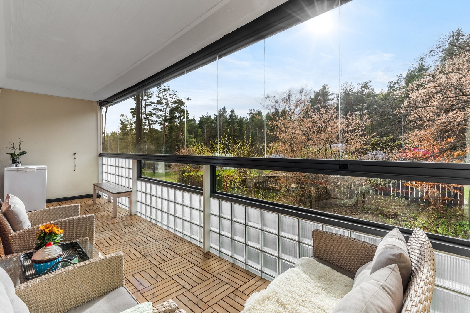 Lys og romslig 4-roms med innglasset, vestvendt balkong. Galleribilde