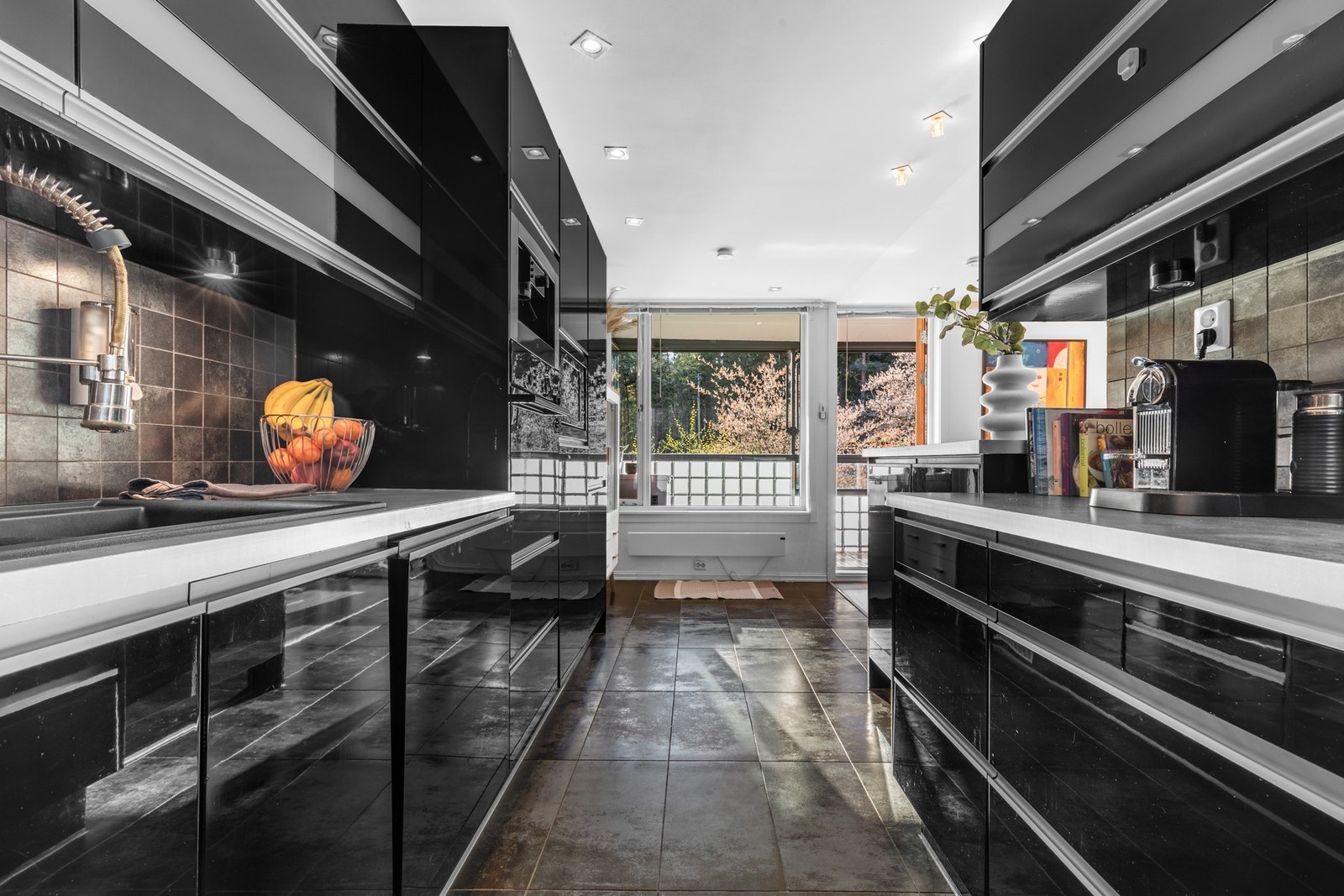 Benkeplaten i sort laminat (kompositt/plast) er slitesterk og enkel å holde ren Galleribilde