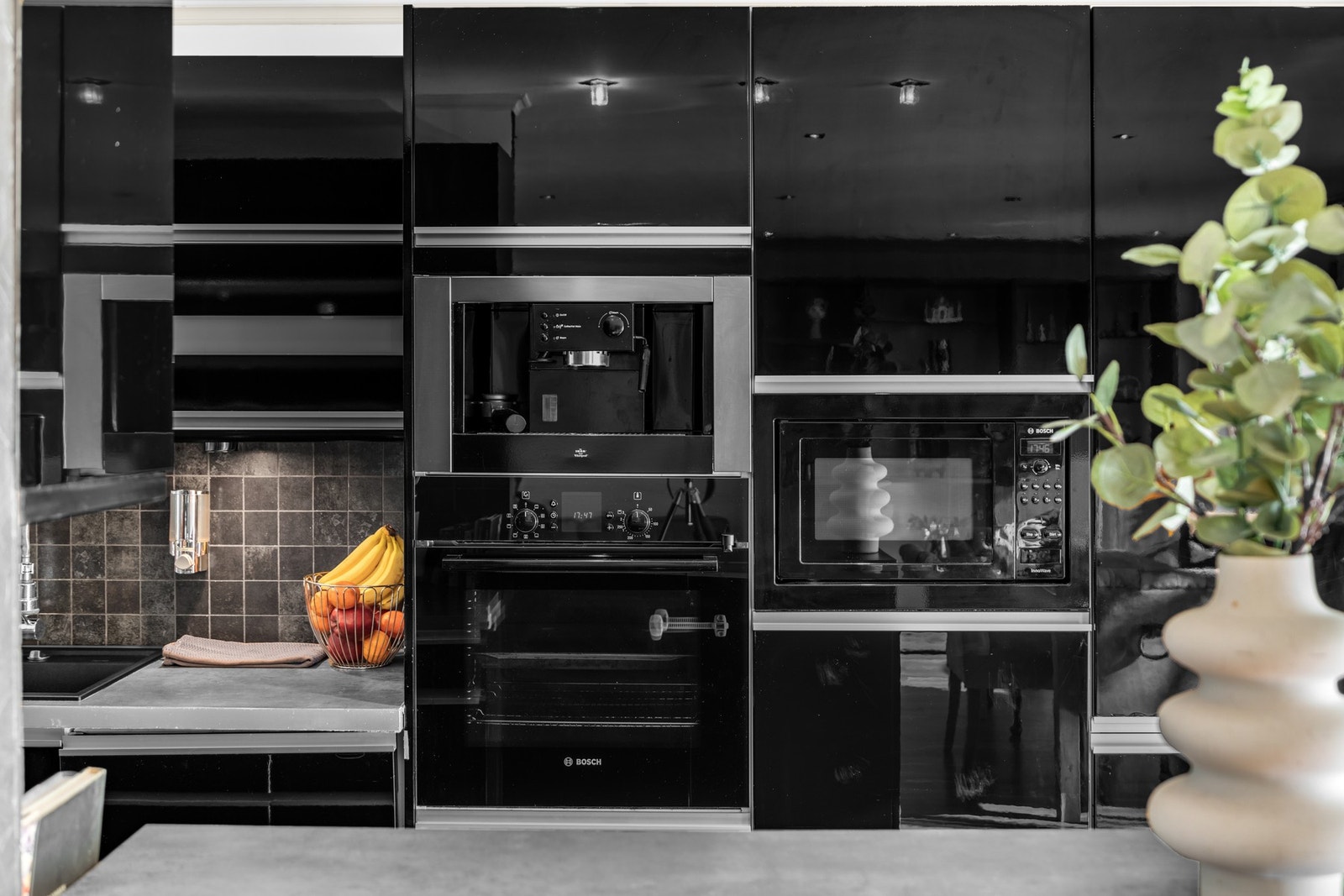 Hvitevarene er integrert og omfatter platetopp, stekeovn, mikrobølgeovn, oppvaskmaskin og kaffemaskin. Galleribilde