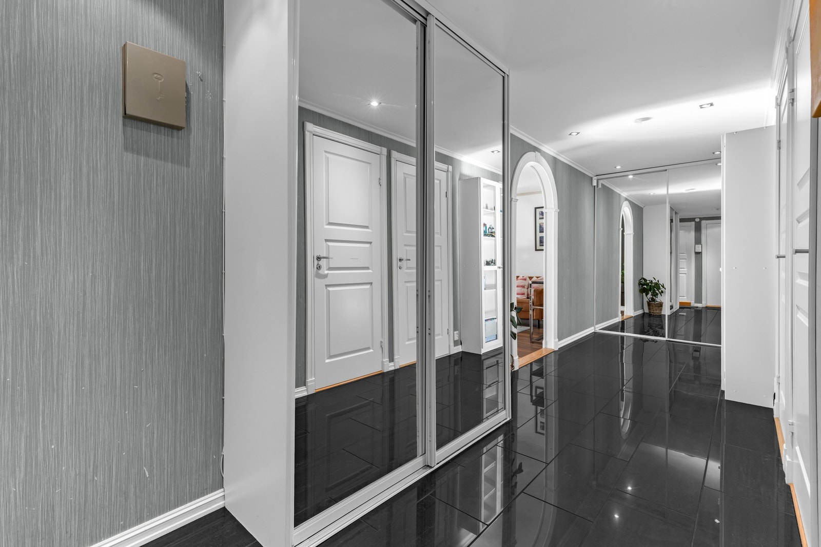 Entré med to skyvedørsgarderober og termostatstyrt gulvvarme Galleribilde