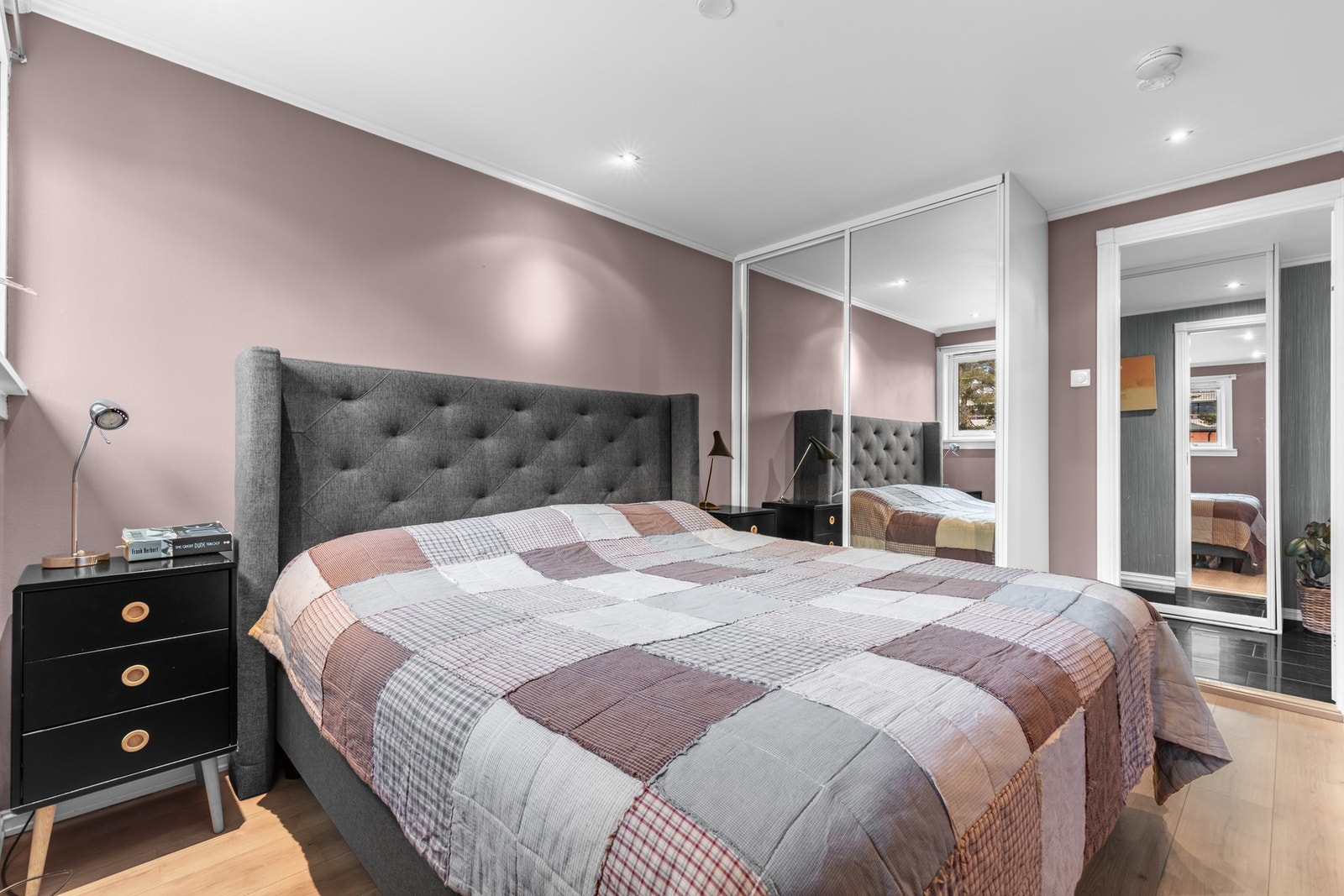 Skyvedørsgarderobe med speilfronter fra 2020. Galleribilde