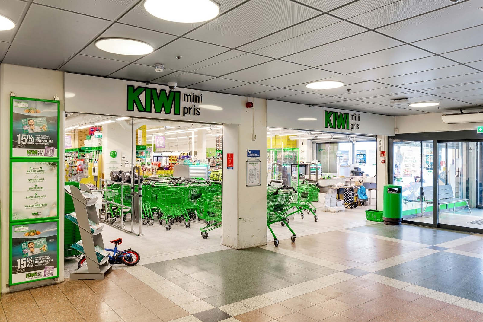 Dagligvarehandelen kan gjøres ved bl.a. Kiwi, Coop Extra, Meny og Joker. Galleribilde