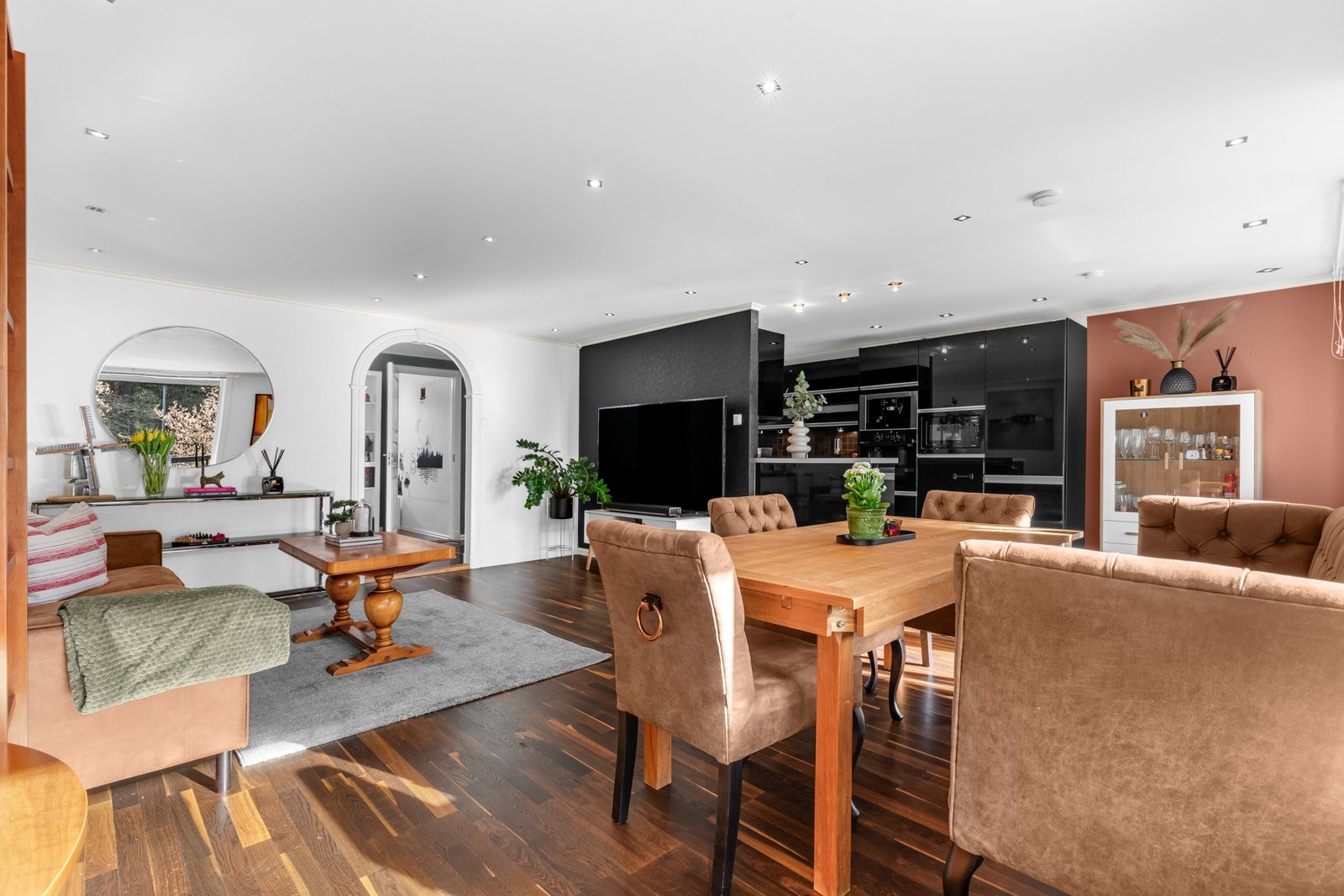 Stuen er romslig og praktisk utformet, med god plass til både sofagruppe, TV-løsning og spisebord. Galleribilde