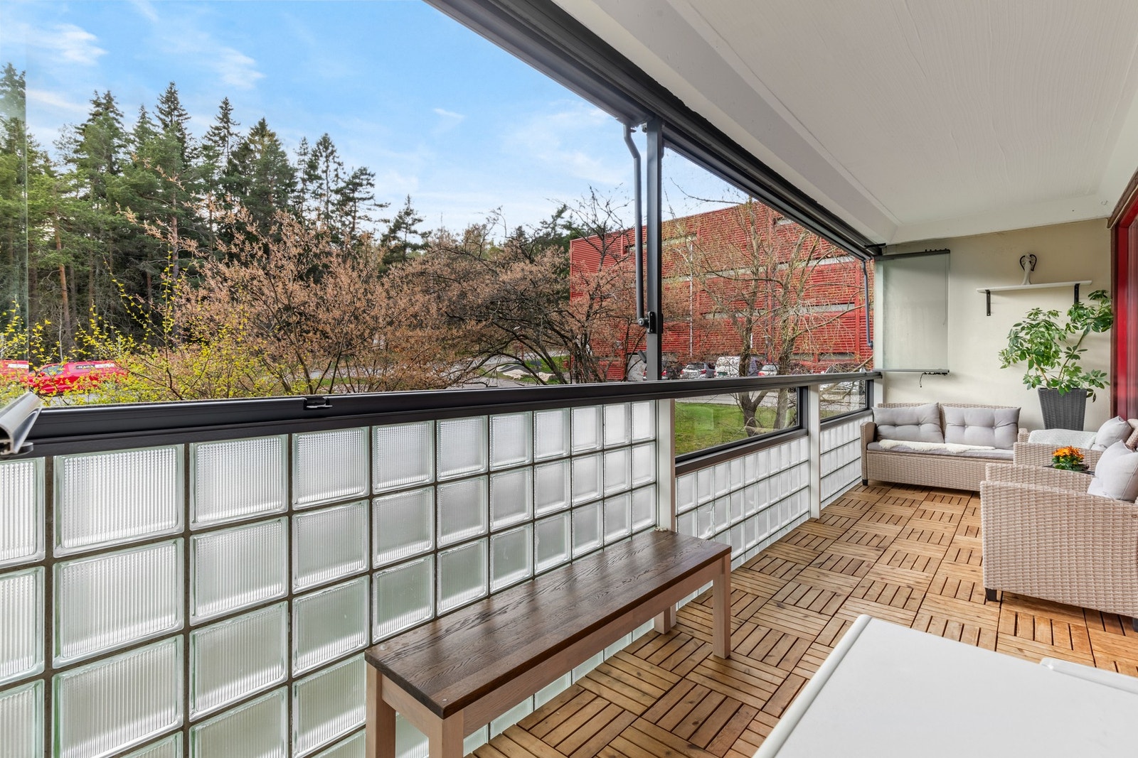 Stuen har utgang til sydvendt innglasset balkong på ca. 12 kvm med gode solforhold. Galleribilde