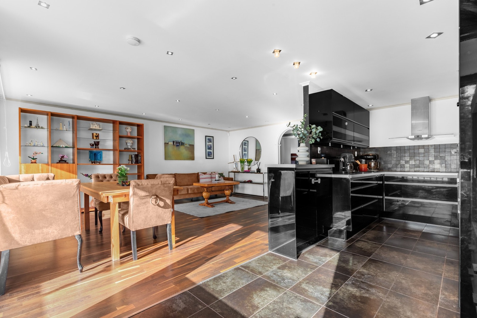 Den åpne stue- og kjøkkenløsningen skaper en sosial og lys atmosfære. Galleribilde