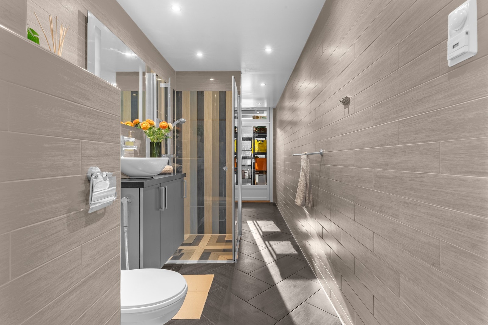 Det er planlagt en våtromsrenovering i september 2025, som omfatter nytt sluk, membran og overflater. Galleribilde