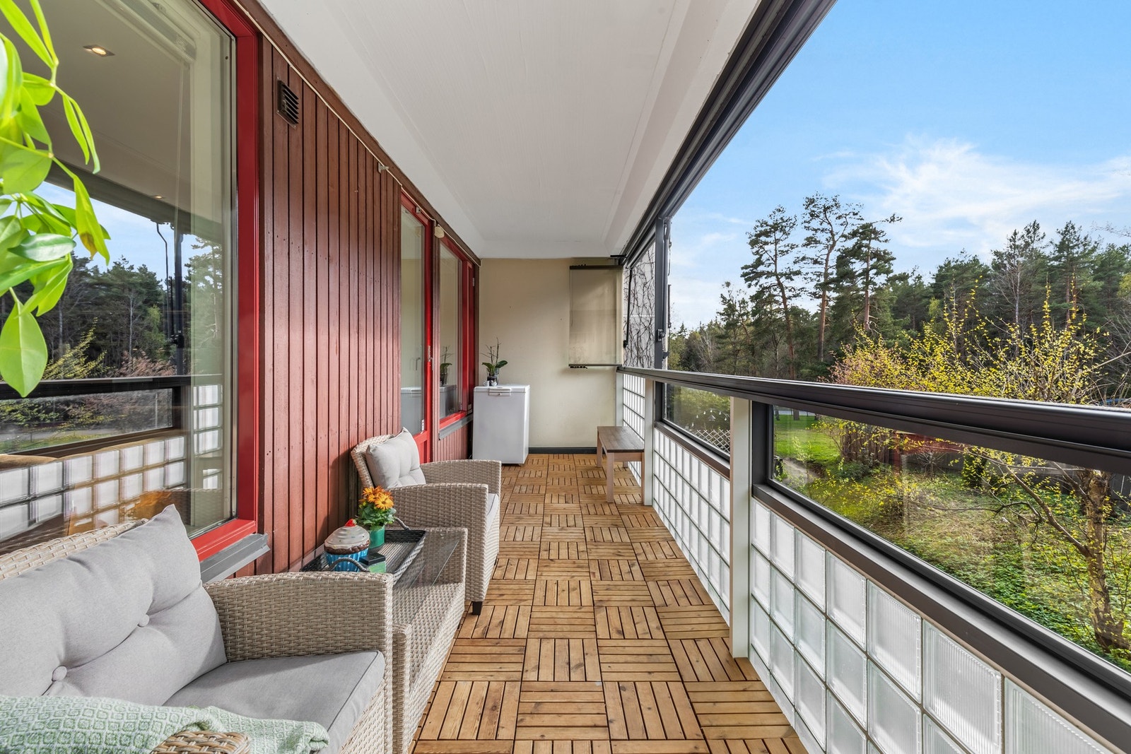 Balkongen har tremmefliser, dobbel stikkontakt og motorisert markise Galleribilde