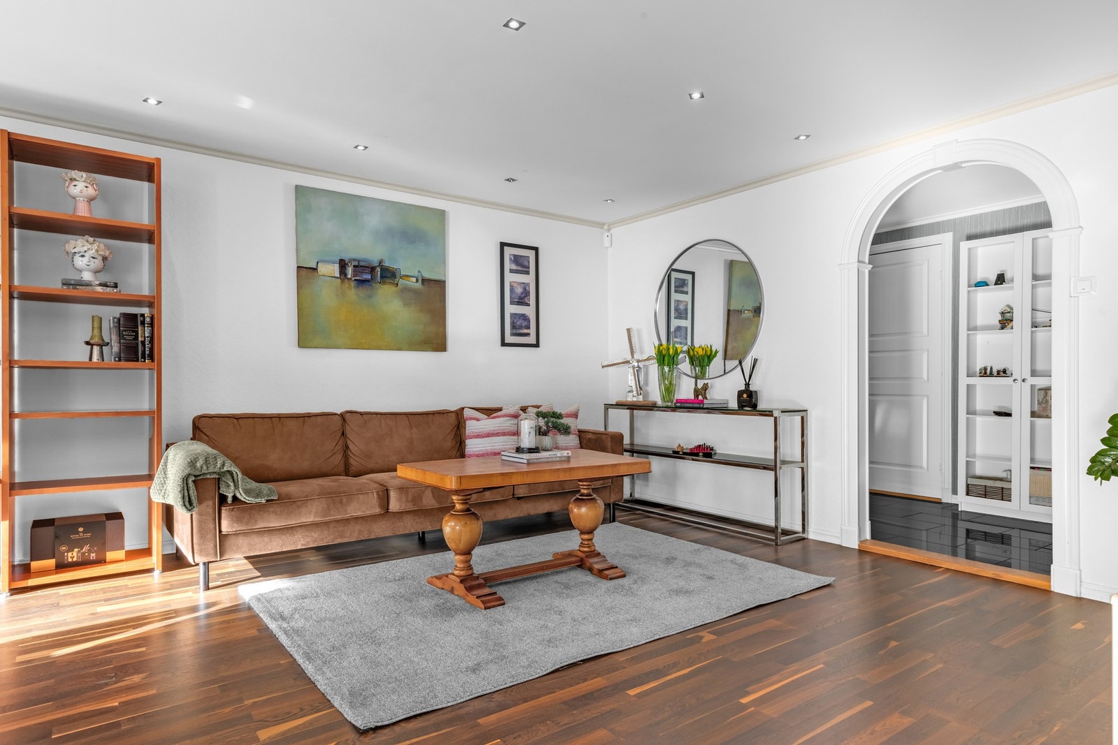 Gulvet i stuen er belagt med 3-stavs parkett Galleribilde