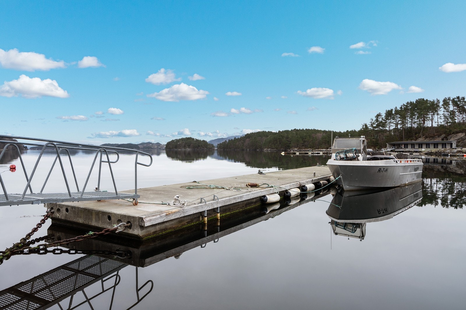 Stor strandlinje med kai, flytebrygger Galleribilde