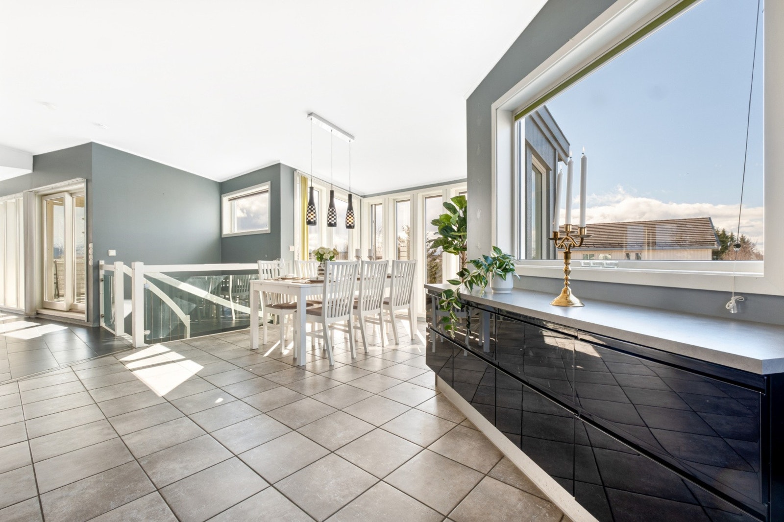 Fra kjøkkenet har du direkte utsyn til stuen og balkongen, noe som skaper en sømløs overgang mellom rommene. Galleribilde